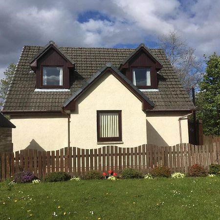 Riverbank Cottage ฟอร์ตวิลเลียม ภายนอก รูปภาพ