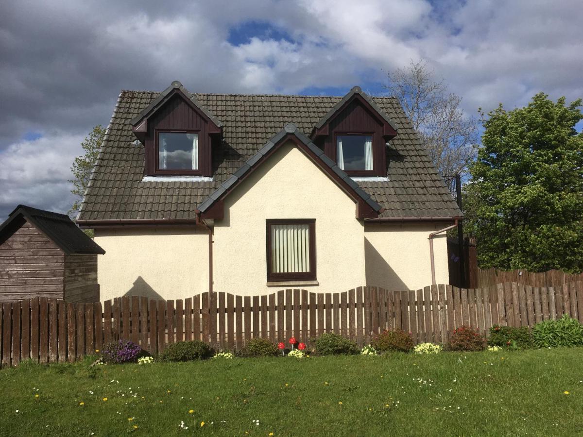Riverbank Cottage ฟอร์ตวิลเลียม ภายนอก รูปภาพ